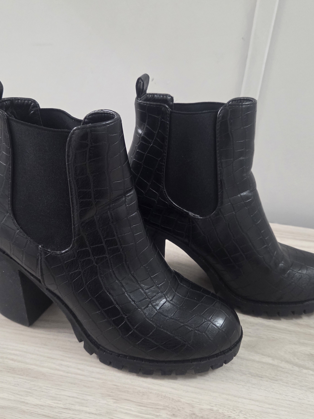 SHEIN Croc Embossed Chelsea Ankle Boots Black Chunky Heel Size 7.5